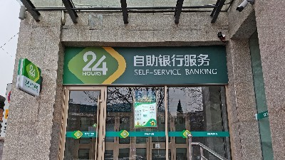 中億睿雙面廣告機(jī)助力山西鄉(xiāng)寧農(nóng)商銀行智慧改造，實(shí)現(xiàn)服務(wù)體驗(yàn)雙升級